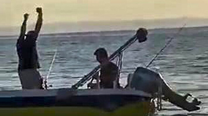Kentte, 4 aydır amatör olarak balık avına çıkan Bilal Aydın, dün sabah erken saatlerde oğlu Ahmet Can ile birlikte 'Balık Deryası' adlı tekneleriyle ava çıktı.