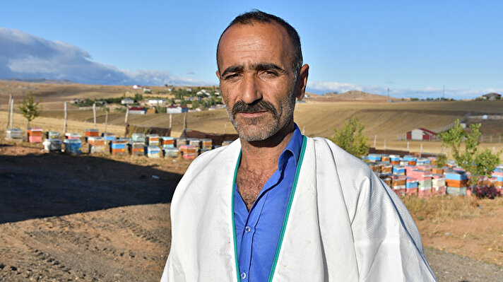 Sivas'ta, 18 yıl aradan sonra köyüne dönen ve devlet desteğiyle arıcılığa başlayan Yahya Biçer, baba ocağında 5 yıldır bal üretiyor.