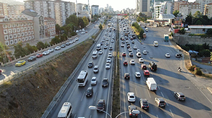 İstanbul’da trafik yoğunluğu erken saatlerden itibaren etkili olmaya başladı. Özellikle D-100 karayolu Edirne ve Ankara istikametinde uzun araç kuyrukları oluştu. 