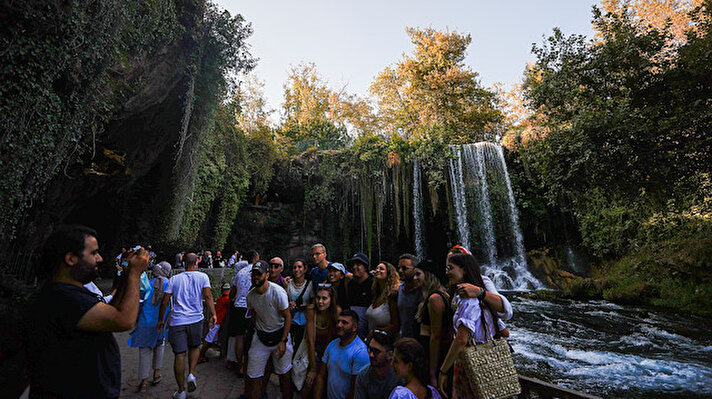 Antalya kent merkezine 10 kilometre uzaklıkta bulunan Düden Şelalesi, turistlerin gözdesi olmaya devam ediyor.

