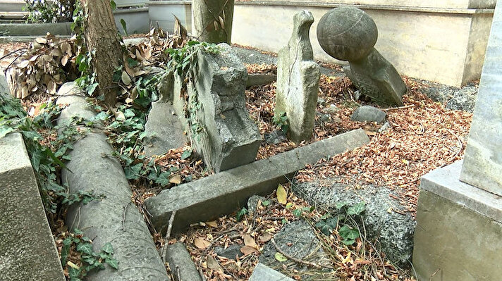 Sarıyer'de İstanbul Büyükşehir Belediyesi Mezarlıklar Dairesi Başkanlığı'nın sorumluluğundaki Kireçburnu Mezarlığı kaderine terk edildi. Yıllardır bakımı yapılmayan mezar taşlarının çoğu kırılmış, yerinden sökülmüş ve mezar yerleri kaybolmaya yüz tutmuş durumda. Tarihi mezarların birçoğunun üzerine yeni mezarlar yapılmış, bazılarının ise sadece mezar taşları ayakta duruyor.
