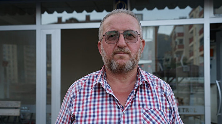 Kastamonu’nun Bozkurt ilçesinde meydana gelen selden sahip olduğu akaryakıt istasyonunun çatısına çıkarak kurtulan 5 kişiden biri olan istasyon sahibi Mustafa Yücetürk, yaşadıklarını anlattı.