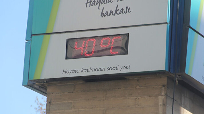 Elazığ'da sıcaklık etkisini göstermeye devam ediyor. Eylül ayının ortalarına gelinmesine rağmen sıcaklık mevsim normallerinin üstünde seyrediyor. Termometrelerin 40 dereceyi gösterdiği kentte vatandaşlar serinlemek için çeşme ve gölgelik alanlara koştu.
