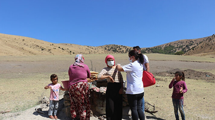 Bitlis’te mobil aşı ekipleri aşılamanın arttırılması için şehrin en ücra yerlerine giderek mavi kategori için mücadele veriyor. Sağlık çalışanları her gün kilometrelerce kat ettikleri yollarla merkezde, ilçelerde, köylerde, yaylalarda şehrin en ücra noktalarına kadar giderek vatandaşları aşılamaya davet ediyor. Kırsal alanlarda ve yaylalarda aşı çalışmalarını sürdüren mobil ekipler, Tatvan’ın Güreşçi köyünde yaylada çadırlarda yaşayan Koçerlere/Göçerlere aşı yapıyor.