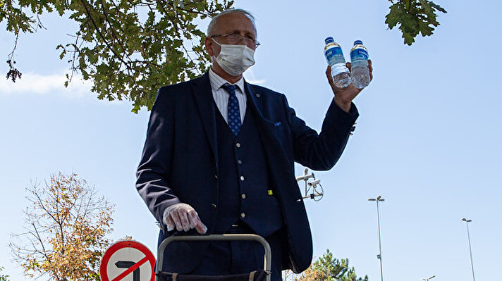  Üsküdar Beylerbeyi'nden 15 Temmuz Şehitler Köprüsü'ne bağlananların yol kenarındaki su satıcısı dikkatini çekiyor. Orta yaşlı, takım elbiseli, kravatlı ve kibar bu adamın ismi Ali Taşlıçukur.