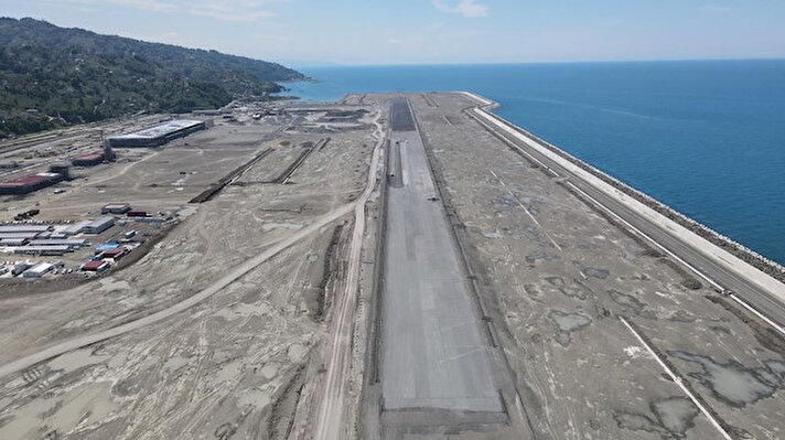 Ordu-Giresun Havalimanı'nın ardından deniz dolgusuna yapılacak Türkiye'deki ve Karadeniz Bölgesi'ndeki 2. havalimanı olma özelliğine sahip olacak Rize-Artvin Havalimanı projesinin inşaat çalışmaları hız kesmeden devam ediyor. 