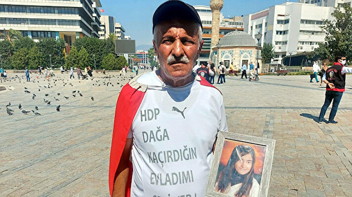 Diyarbakır'daki evlat nöbetini İzmir'de sürdüren Mehmet Laçin, 2011 yılından bu yana kızı Gamze Laçin'i bulmak için her yolu denediğini söyledi. Son olarak Ankara'ya yürüme kararı alan Laçin, nöbetinin 742'nci gününde, bugün saat 14.00 sıralarında Konak Meydanı'ndaki Saat Kulesi önüne geldi. 'HDP dağa kaçırdığın evladımı geri ver' tişörtü giyen ve sırtında Türk bayrağı taşıyan Laçin, buradan HDP Genel Merkezi'ne doğru yürümeye başladı. 'Ümit Yürüyüşü' başlattığını belirten Laçin, tek amacının evladına kavuşmak olduğunu söyledi.
