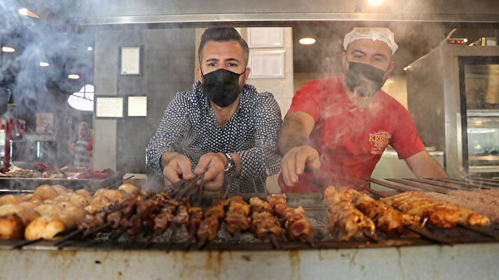 Türkiye'nin gastronomi alanında en önemli kentlerinden olan Adana'da başta kebapçı ve dönerciler olmak üzere birçok işletmede eleman sıkıntısı yaşanıyor. 