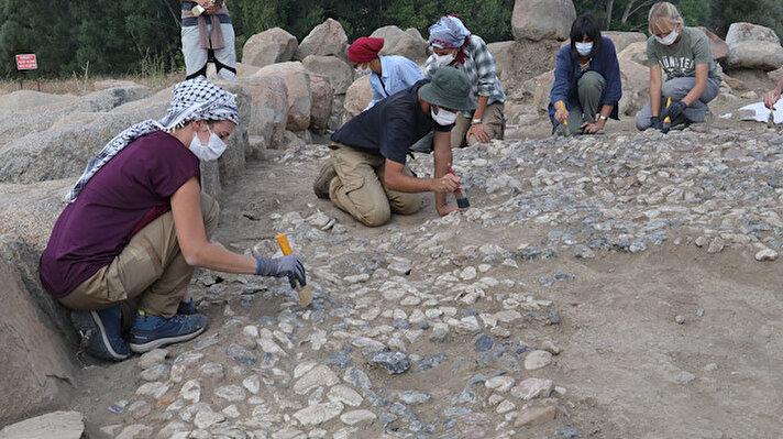 Yozgat'ta 2008 yılında yüzey araştırmaları 2012'de de kazı çalışmaları başlayan Uşaklı Höyük'te 3x7 metre ebadında 3 bin 147 taştan oluşan mozaik bulundu.
