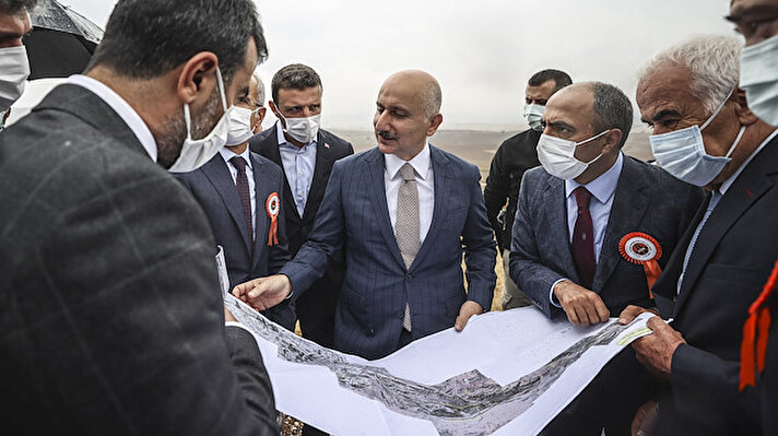 Ulaştırma ve Altyapı Bakanı Adil Karaismailoğlu, Ankara'nın Beypazarı ve Nallıhan ilçeleri arasındaki kara yolu ulaşımını, bölünmüş yol standardında, çok daha emniyetli, hızlı ve konforlu şekle dönüştüreceklerini bildirdi.

