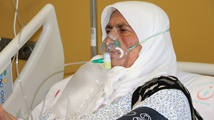 Yozgat’ta aile hekiminin aşı olması yönündeki uyarılarına rağmen astımı olduğu için korkup aşı olmayı reddeden 65 yaşındaki Mevlüde Kalkan’ın korona virüs tedavisi Yozgat Şehir Hastanesi Covid-19 servisinde devam ediyor.
