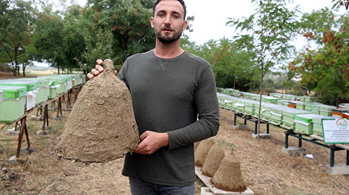 Süloğlu ilçesinde yaşayan 30 yaşındaki bal üreticisi Uğur Boz, bugün nadir uygulanan bu yöntemle hem bal üretiyor hem de unutulmaya yüz tutmuş geleneği yaşatıyor.