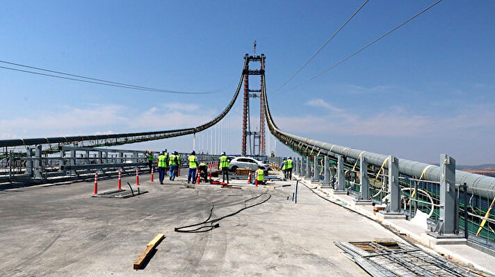Temeli, 18 Mart 2017'de Cumhurbaşkanı Recep Tayyip Erdoğan tarafından atılan 1915 Çanakkale Köprüsü, 2023 metrelik orta açıklığıyla Cumhuriyet'in 100'üncü kuruluş yılını simgelediği gibi 'dünyanın en uzun orta açıklığa sahip asma köprüsü unvanı'na da sahip olacak. 