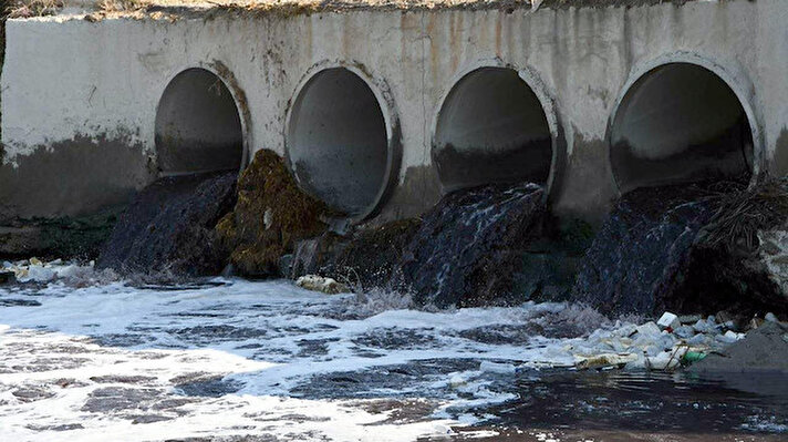 Ergene Nehri'nin en büyük kollarından biri olan ve Tekirdağ'ın Ergene ilçesi Sağlık Mahallesi'nden geçen Çorlu Deresi yine simsiyah akıyor. Dereye karışan endüstriyel ve evsel atıklar ağır kokuya da neden oluyor.