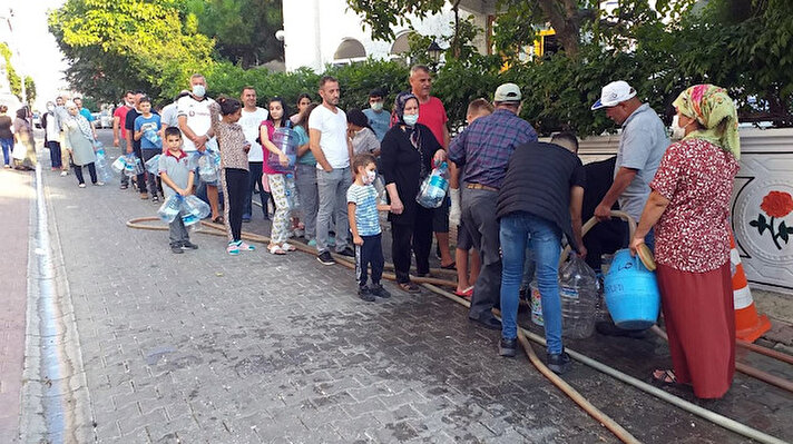 Tekirdağ Büyükşehir Su ve Kanalizasyon İdaresi (TESKİ) Genel Müdürlüğünce, su kesintisi bildirimi uzayınca evde su bulamayan vatandaşlar, ellerinde bidon, kova ve mataralarla sokağa döküldü. 