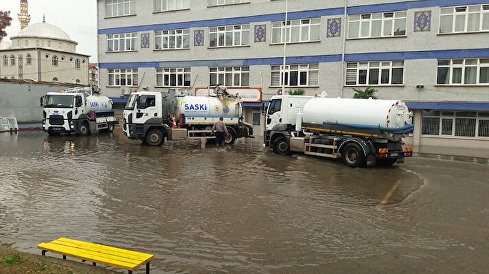 Samsun Büyükşehir Belediyesi ekipleri, dolan suyu boşaltmak için okullarda tahliye işlemine başladı.
