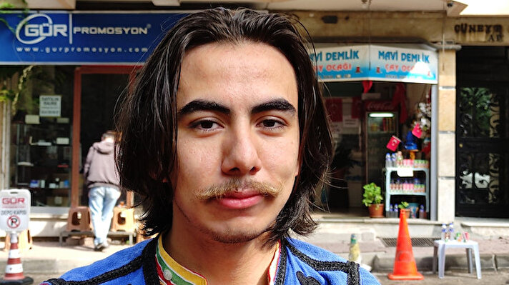 Osmangazi ilçesinde yaşayan Yiğit Alp Arslan, bilgisayar mühendisliği bölümünde okuyor. Genç adamın en dikkat çeken yeri ise bıyıkları. Saç ve kaş kılları simsiyah olan genç adamın bıyıkları ise sarı. 