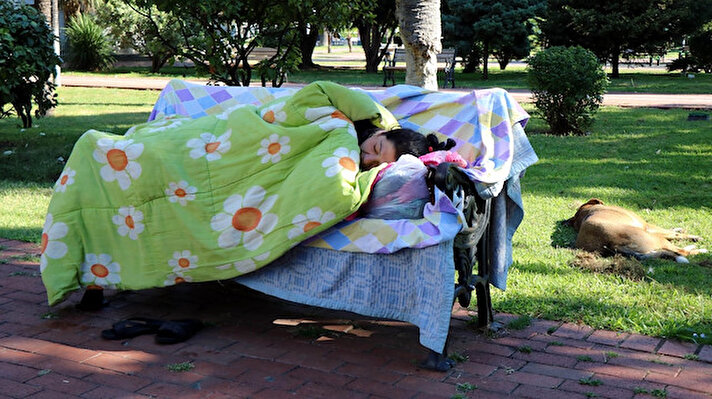 Kimsesiz olduğunu ileri süren 36 yaşındaki Neriman Ekinci, 3 aydır parklarda yatıyor. Son günlerde ise geceyi Anıt Park’ta geçiren Neriman Ekinci, yetkililerden yardım istiyor.