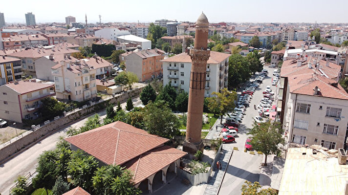 Aksaray'da kent merkezinde I. Gıyaseddin Keyhüsrev tarafından caminin yanına Horasan harcıyla kırmızı tuğladan yapılan minare, eğikliğinden dolayı dikkat çekiyor. 