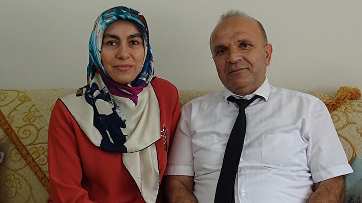 Tokat'ta yaşayan Ahmet Durmaz, Gazi Üniversitesi Kastamonu Eğitim Fakültesi'ni bitirdikten sonra ilkokul öğretmenliğine başladı. 1995'te mesleğini sürdürürken vatani görevini yapmak için askere giden Durmaz, yedek subay olarak görev yaptığı Şırnak'ta Cudi Dağı bölgesinde operasyonda mayına basarak sağ bacağını diz altından kaybetti. Ankara GATA'da uzun süre tedavi gördükten sonra memleketi Tokat'a dönen Durmaz, protez kullanmaya başladı. O dönemki yasaya göre memurluğa dönmesi halinde gazilikle ilgili haklarını kaybedeceğinden işçi statüsünde kamu bünyesindeki bir fabrikada işe girdi. Gazilere memurluk hakkının tanınmasıyla 2008 yılında öğretmenlik mesleğine geri döndü. Evlenip 3 çocuk sahibi olan Durmaz, meslek hayatında şimdiye kadar yüzlerce öğrenciyi mezun etti.