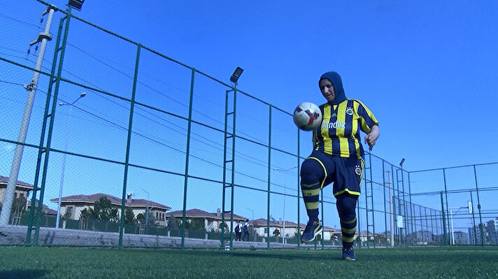 Sur ilçesinde doğup büyüyen ve 6 yaşından bu yana koyu Fenerbahçeli olan Azize Ay, 39 yıllık futbol hayalini 4 yıl önce profesyonelliğe dönüştürdü. 
