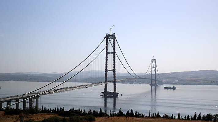 Temeli, 18 Mart 2017'de Cumhurbaşkanı Recep Tayyip Erdoğan tarafından atılan 1915 Çanakkale Köprüsü'nün büyük bölümü, 5 bine yakın çalışan ile 24 saat aralıksız devam eden çalışmalar sonucu 4,5 yılda tamamlandı. 2023 metrelik orta açıklığıyla Cumhuriyet'in 100'üncü kuruluş yılını simgelediği gibi 'dünyanın en uzun orta açıklığa sahip asma köprüsü unvanı'na da sahip olacak 1915 Çanakkale Köprüsü'nün 318 metre yüksekliğindeki kuleleri ise, Çanakkale Deniz Zaferi'nin kazanıldığı tarih olan 18 Mart'ı simgeliyor.