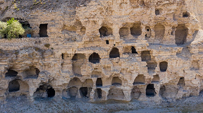 Valilikten yapılan açıklamaya göre, tarih boyu barınak, sığınak, kale ve yiyecek saklamak için kullanılan mağaralar, 3 ve 5 katlı ilkel bir apartman görüntüsünü andırıyor.