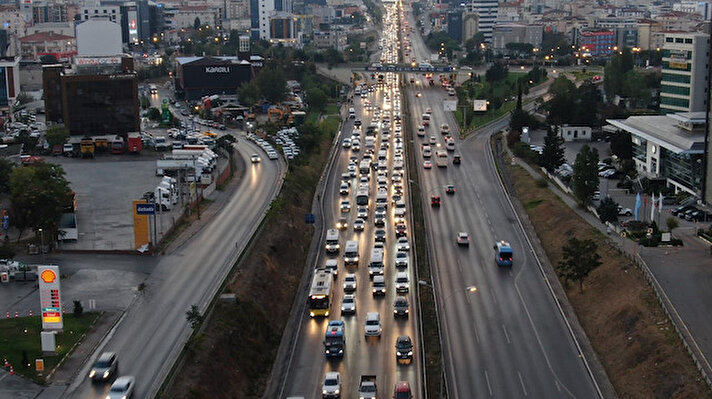 İstanbul’da haftanın ilk iş gününde trafik erken saatlerden itibaren etkili olmaya başladı.