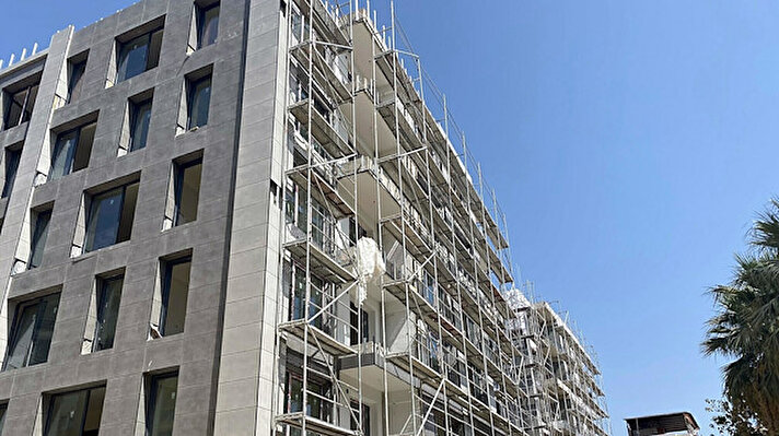 İzmir'de geçen yıl 30 Ekim'de meydana gelen, 115 kişinin yaşamını yitirdiği 6.6 büyüklüğündeki depremin ardından yerinde ve rezerv alanda dönüşüm projeleri başlatıldı. Şehir içinde belirlenen 7 proje alanındaki inşaatlarda ise sona yaklaşıldı.