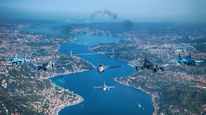 وزارة الدفاع التركية تنشر صور عروض جوية في سماء إسطنبول