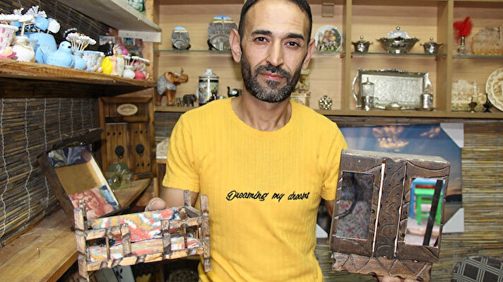 Mardin’in Artuklu ilçesinde yaşayan 41 yaşındaki Levent Erkar, 16 yıldır dekorasyon işiyle uğraşıyor. Erkar, boş zamanlarında Mardin’in ev ve eşya kültürünü yaşatmak için 1960-1970’li yıllarda kullanılan ev eşyalarının minyatürlerini üretiyor. 