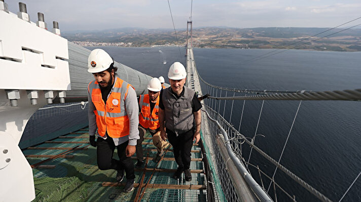 Ulaştırma ve Altyapı Bakanı Adil Karaismailoğlu, yapımı süren 4 bin 608 metre uzunluğundaki 1915 Çanakkale Köprüsü'nün kedi yolundan yürüyerek Anadolu'dan Avrupa kıtasına geçti.