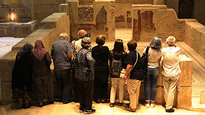 Gaziantep ile özdeşleşen Çingene Kızı Mozaiği, Mars Heykeli, Roma Dönemi'ne ait çeşmeleri ve Fırat Nehri kenarındaki villalardaki mozaikler gibi tarihe ışık tutan eserlerin sergilendiği Zeugma Mozaik Müzesi, ziyaretçilerini ağırlıyor. Gaziantep Müze Müdürü Özgür Çomak, haziran ayına kadar pandemi tedbirlerinden dolayı ziyaretçi sayısının azaldığını söyledi. 