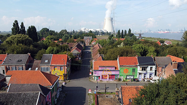 Belçika'nın liman kenti Anvers'in kuzeyindeki küçük Doel kasabası, Scheldt Nehri'nin kenarında faaliyetini sürdüren nükleer santralin de hemen yanı başında. Belçika'nın en eski yel değirmenlerinden birine de ev sahipliği yapan kasabanın çevresinde Avrupa'nın ikinci büyük limanı olan Antwerp Limanı yer alıyor.
