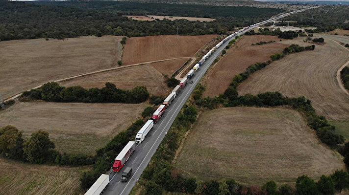 Bulgaristan’ın Lesova Sınır Kapısı’nda alımların yavaş olması ve gümrük personeli yetersizliği nedeniyle, hafta sonu yoğun olması beklenen ihracat hareketliliği nedeniyle Türk tarafında 25 kilometrelik araç kuyruğu oluştu.