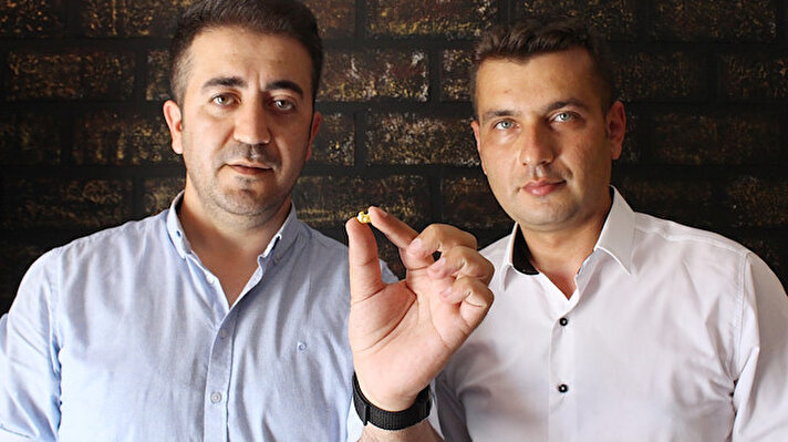Antalya'da yaşayan özel güvenlik görevlileri Cemil Şahin (38) ve Haluk Arlı (32), 4 yıl önce internette araştırma yaptıkları sırada, elektronik atıklardan altın, gümüş, paladyum ve bakır elde edilebileceğini öğrendi. 