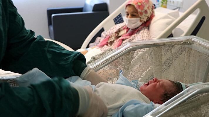 Ankara Şehir Hastanesi'nde koronavirüs tedavisi gören 33 hamile kadından sadece diyaliz merkezinde sağlık görevlisi olarak görev yapan Büşra Özgen, Covid-19 aşısını yaptırdı. Diğer 32 hamile ise aşısını yaptırmadı. Aşısını yaptıran Büşra Özgen'in de aralarında bulunduğu 25 gebenin serviste tedavisi devam ederken, 8 anne adayı ise yoğun bakımda hastalığı yenmek için mücadele ediyor.  