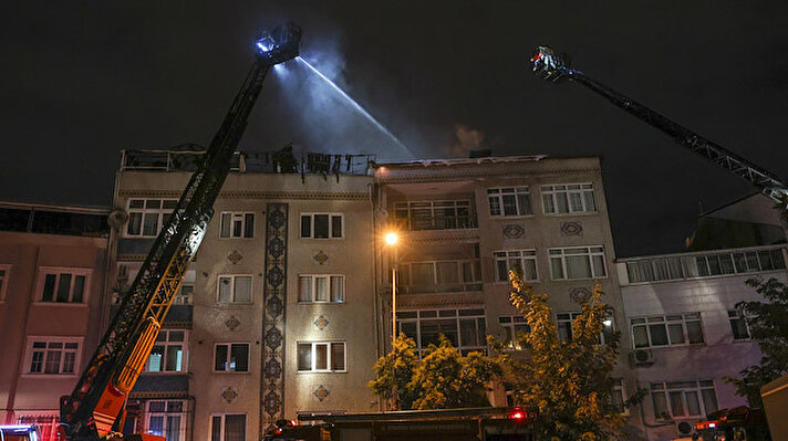 Düğmeciler Mahallesi Sait Köknar Sokak'taki 5 katlı binanın çatı katında bilinmeyen nedenle yangın çıktı. Kısa sürede büyüyen alevler, bitişiğindeki apartmanın çatısına sıçradı.

