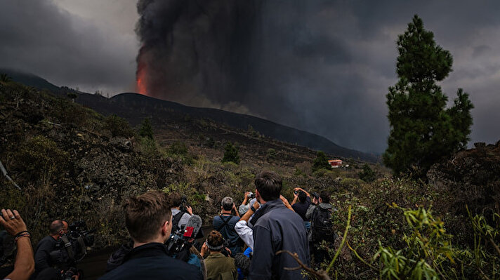 La Palma'daki yanardağda 19 Eylül'de yerel saatle 16.10'da patlamalar meydana gelmeye başladı, lavlarla kaplanan bölgeden tahliye edilenlerin sayısı 6 bini geçti.

