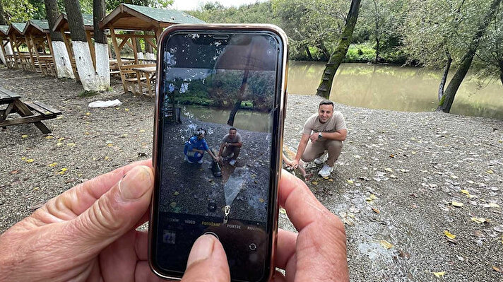 Düzce’nin Cumayeri ilçesinde rafting işletmeciliği yapan Birol Tepe, can sıkıntısında Melen deresine attığı olta ile 1.8 metre uzunluğunda yayın balığı yakaladı. Yaklaşık 51 kilo ağırlığındaki balığı dereden 3 kişi çıkartılmasının ardından yayın balığı işletmecinin bahçesindeki havuza bırakıldı. 