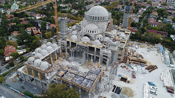 Mimar Sinan’ın kalfalık eseri Süleymaniye Camisi’nden öykünerek tasarlanan Beşiktaş Levent’teki Barbaros Hayrettin Paşa Camisi’nin kaba inşaatının yüzde 95’i tamamlanırken, caminin iç kısmındaki çalışmalar da devam ediyor. 