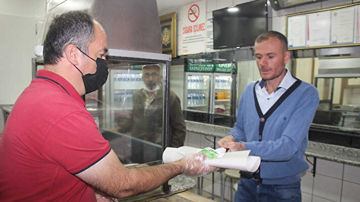 Konya’da yaşayan 63 yaşındaki Hasan Basri Sayı, 1977 yılında babasının vefatının ardından tost makinasının başına geçerek mesleğe devam etti. Sayı, 45 yıldır babasının başladığı şekilde tost çeşitlerini yapmaya ve aynı makineyi kullanmaya devam ediyor.