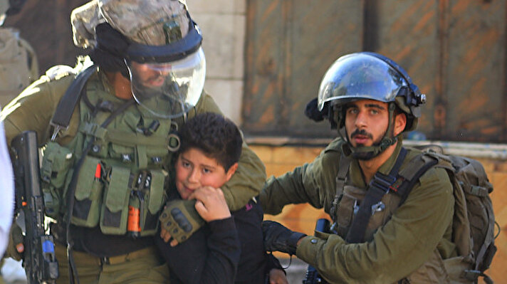İsrail askerlerinin çocuk-kadın demeden Filistinli sivillere uyguladığı şiddet devam ediyor.