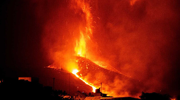 İspanya’nın güneybatısındaki Kanarya Adaları grubundan La Palma Adası’ndaki Cumbre Vieja Yanardağında dün şiddetini arttıran patlamalar lav çıkışını giderek arttırıyor. 