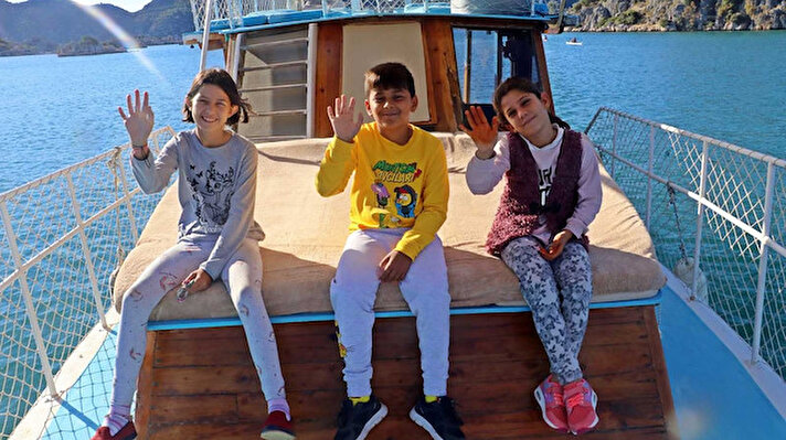 Demre ilçesine bağlı Üçağız Mahallesi’nin bir bölümünü oluşturan Kaleköy’de oturan öğrenciler, ulaşımın teknelerle sağlandığı evlerinden okula deniz yoluyla ulaşabiliyor. Komşu mahalle Çevreli’deki Bozoğlu- Tarkun İlköğretim Okulu’nda eğitimlerini alan Ömür Karataş, Pınar Demirel ve Hasibe Vergili, her sabah saat 08.30’da tekneyle okula gitmek için yola çıkıyor. 