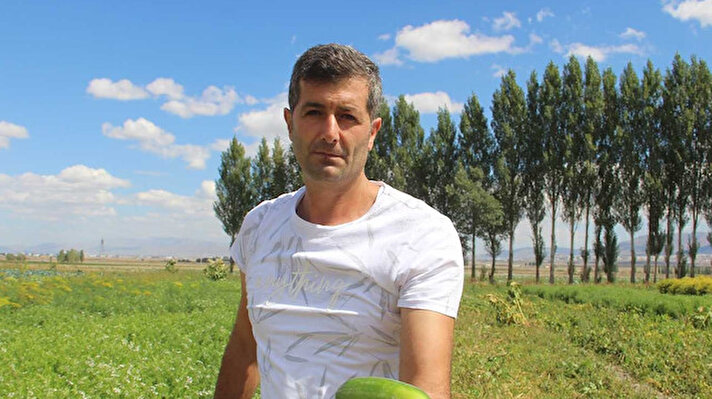 Erzurum’un Aziziye ilçesinde yer alan Söğütlü Mahallesi’nde çiftçilik ile uğraşan Metin Aydın, Erzurum’da üretilmesi zor olan brokoliyi yetiştirdi. Brokoli soğuk havalardan olumsuz etkilenen ve 10-20 derece arası hava sıcaklığında yetiştirilen sebzeler arasında yer alıyor.