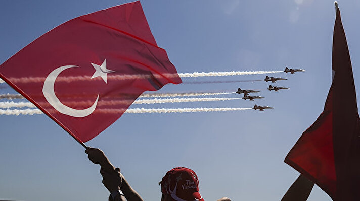 İstanbul Atatürk Havalimanı'nda düzenlenen TEKNOFEST'in son gününde Solo Türk nefes kesen bir gösteri uçuşu gerçekleştirdi.