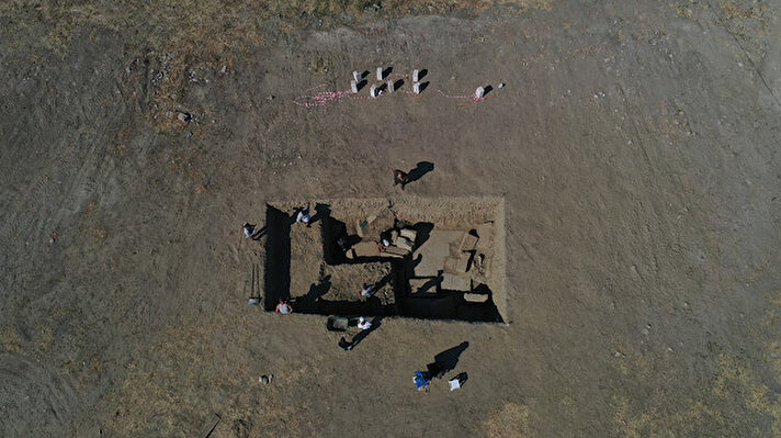 Ortaklar Mahallesi'ndeki Magnesia Antik Kenti'ndeki kazı çalışmaları, Ankara Üniversitesi Dil ve Tarih-Coğrafya Fakültesi Arkeoloji Bölümü Öğretim Üyesi Doç. Dr. Görkem Kökdemir başkanlığında yürütülüyor.