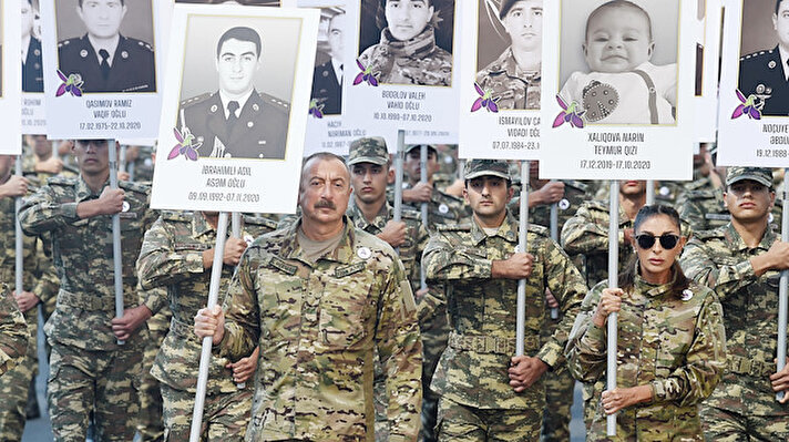 Bakü'deki yürüyüşe Cumhurbaşkanı İlham Aliyev ve eşi Mihriban Aliyeva da katıldı. Cumhurbaşkanı Aliyev bir şehit subayın resmi bulunan pankart taşırken, eşi Ermenistan'ın füze saldırısında hayatını kaybeden bir bebeğin pankartını taşıdı.