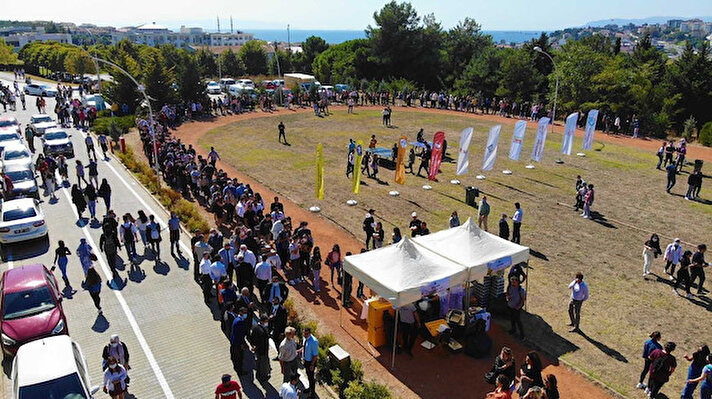 Tekirdağ Namık Kemal Üniversitesi tarafından yeni gelen öğrencilere yönelik ‘Kampüse hoş geldiniz’ etkinliği kapsamında öğrencilere ekmek arası köfte ikramında bulunuldu. 
